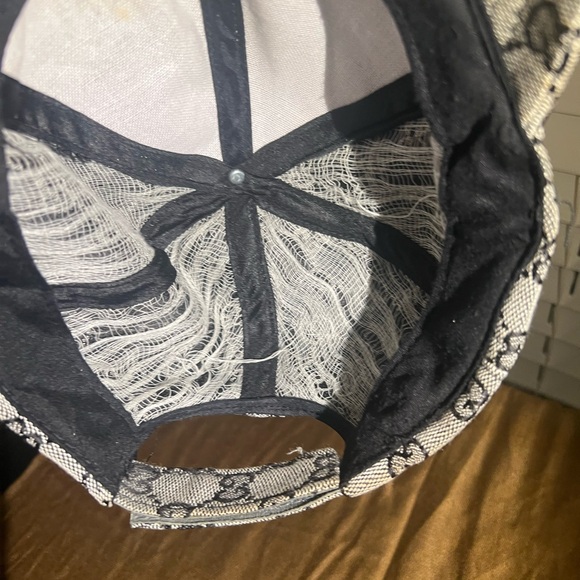 Gucci Baseball Cap has signs of wear and stains - (reference pictures for wear) - Picture 4 of 6